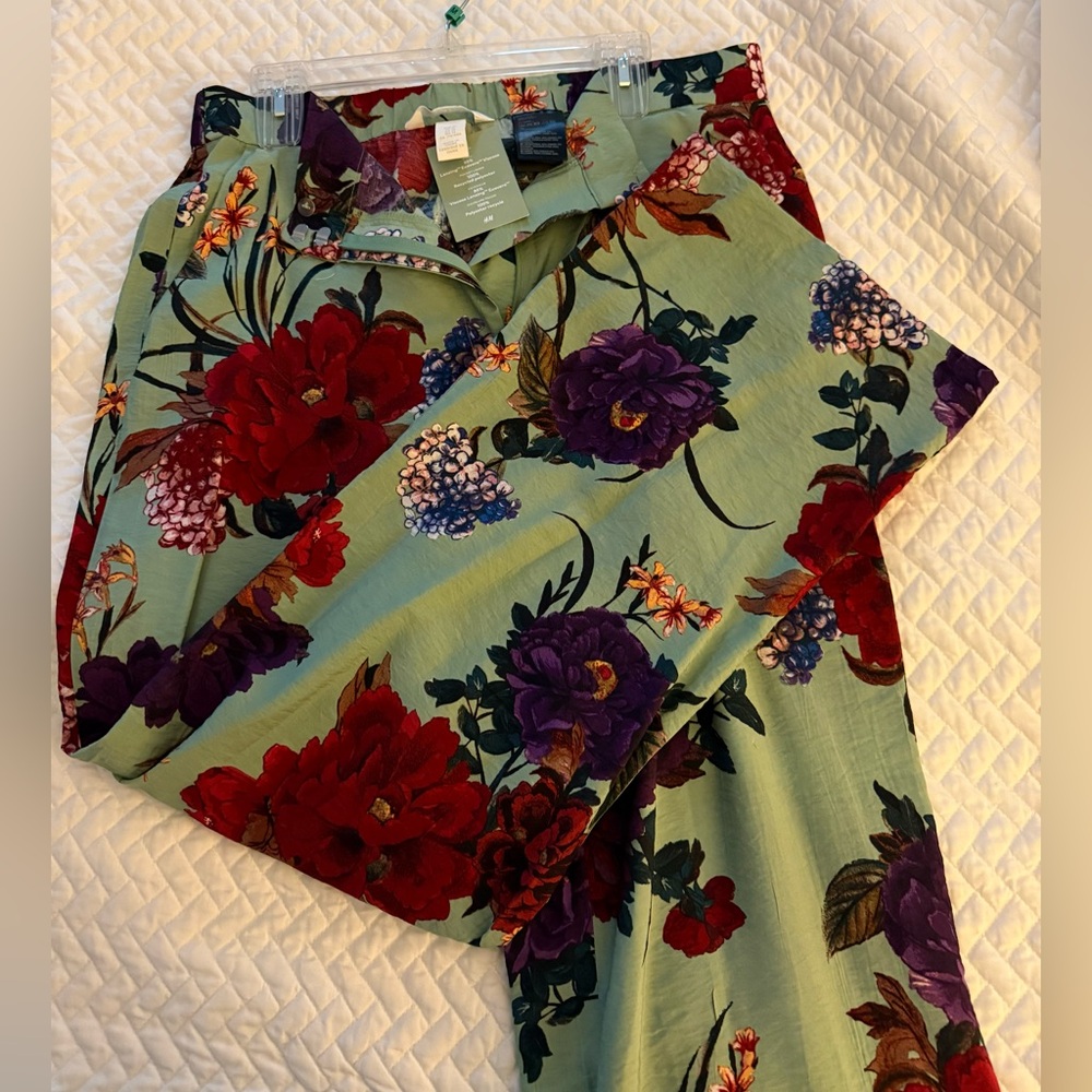 NWT H&M Floral Wide-Leg Pants in Sage Green with Red & Purple Blooms - 14 - Picture 4 of 6